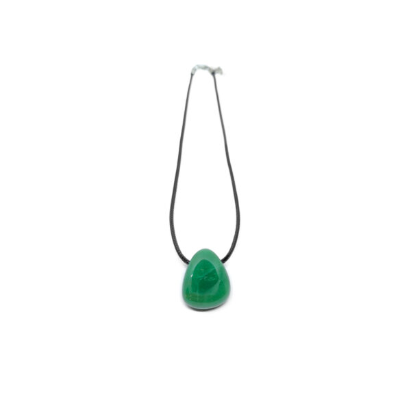 Ein grüner Aventurin Kristall in Tropfenform mit Halskette. Das Schmuckband des Edelsteins ist Schwarz.