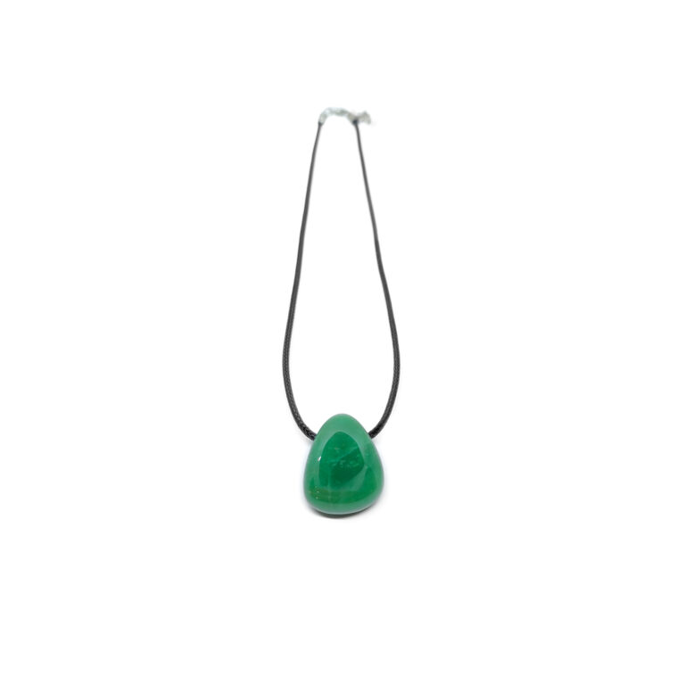 Ein grüner Aventurin Kristall in Tropfenform mit Halskette. Das Schmuckband des Edelsteins ist Schwarz.