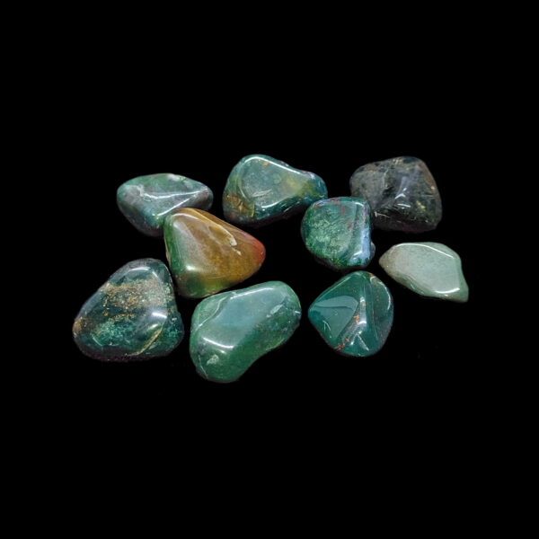 Polierte grüne Jaspis Kristalle mit blauen & grauen Arealen, sowie Mustern.