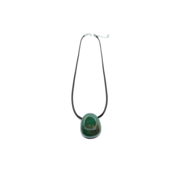 Ein grüner Jaspis Kristall in Tropfenform mit Halskette. Das Schmuckband des polierten Edelsteins ist Schwarz.