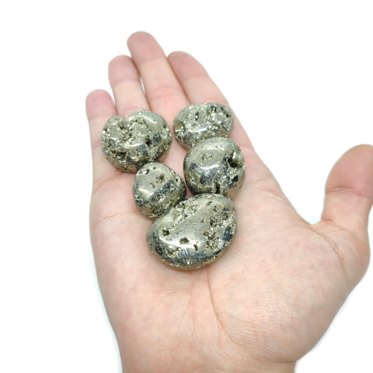 Polierte große Pyrit Kristalle mit metallischer Fläche & Kristallhöhlen.