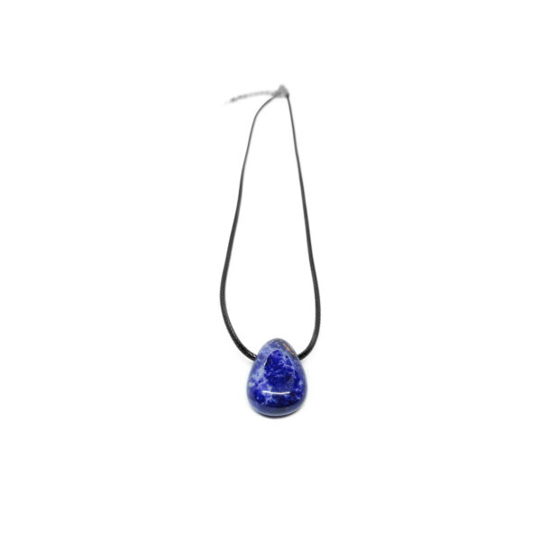 Ein blauer Sodalith Kristall in Tropfenform mit Halskette. Das Schmuckband des polierten Edelsteins ist Schwarz.