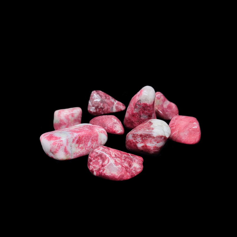 Polierte rosa bis rote Thulit Kristalle. Diese Trommelsteine haben weiße Areale.