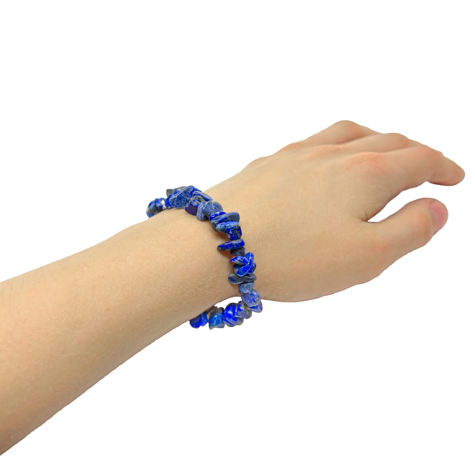 Intensiv blaues Splitterarmband aus gebohrten Lapislazuli Steinen. Das Armband wird von einer Frau getragen.