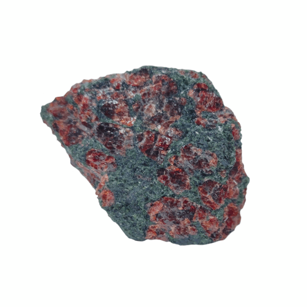 Eklogit Rohstein in schwarz mit roten Granatkristallen.