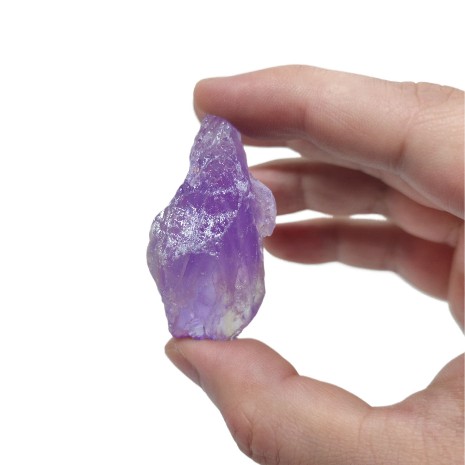 Amethyst Rohstein welcher von einer Hand gehalten wird.