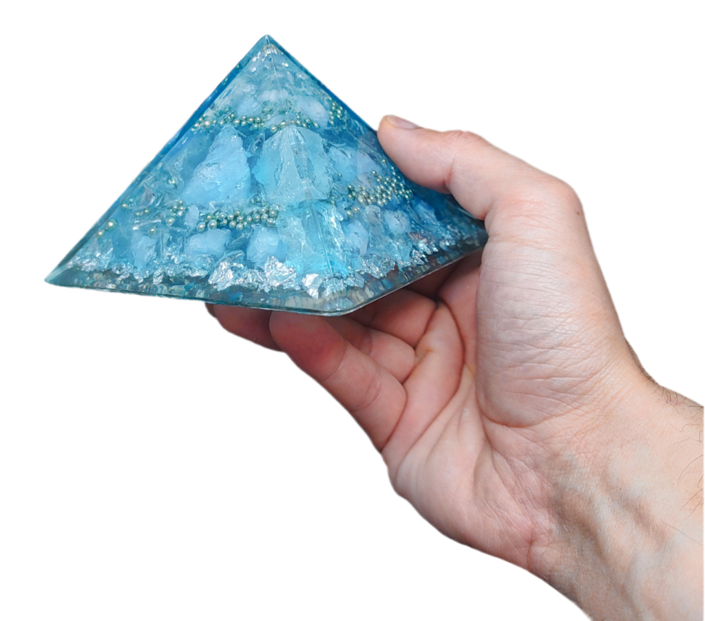 Blaue Himmelsrufer Orgonit Pyramide mit Calcit, Blauquarz & Bergkristall.